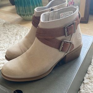 Taupe bootie